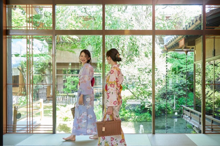 楽しげに館内を歩く女性のお客様